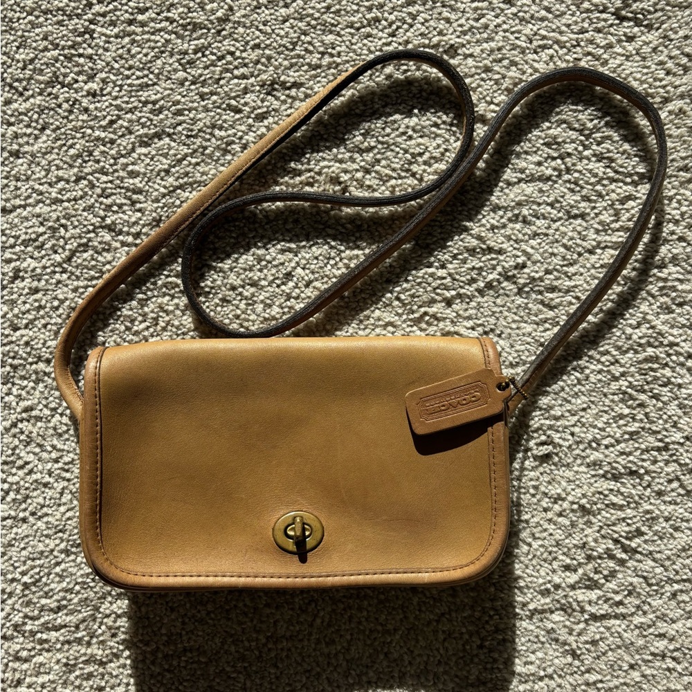 Vintage Coach tan dinky NYC